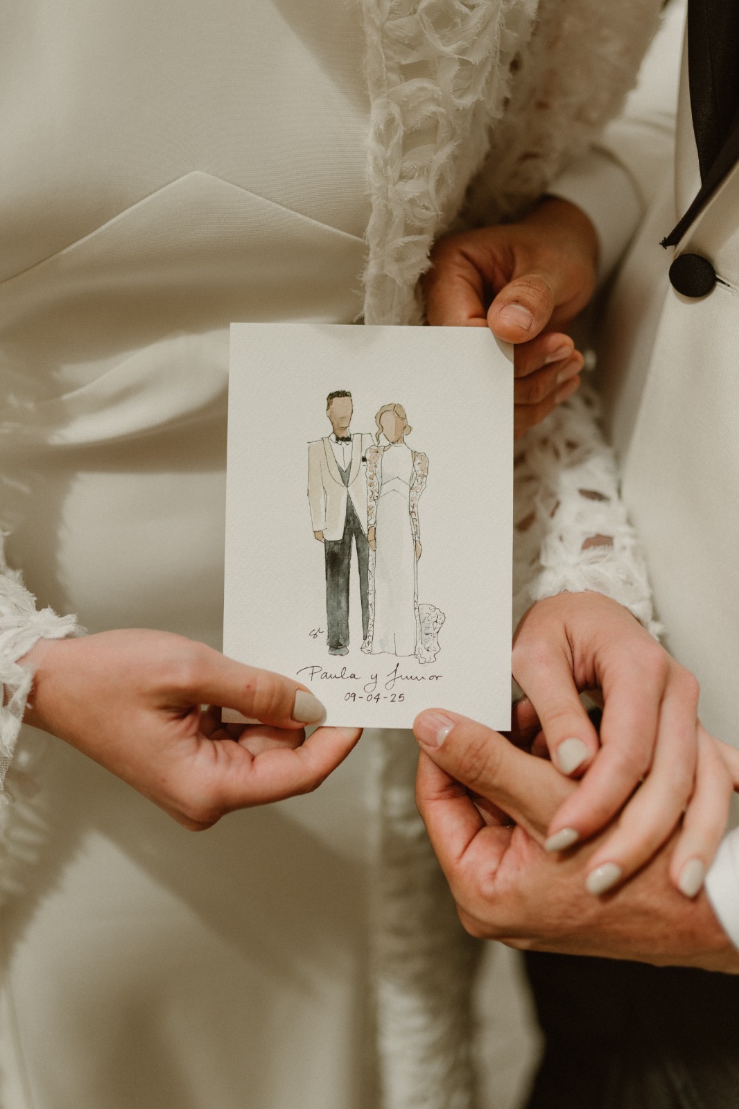 Pareja de novios con su retrato en acuarela